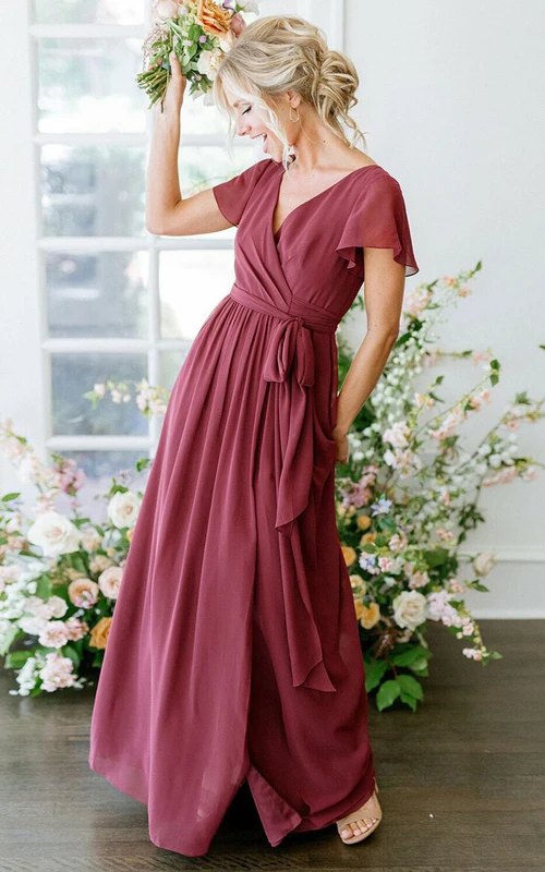 Vestido de dama de honor de gasa largo hasta el suelo, estilo línea A, escote en V, mangas cortas, abertura frontal y fruncido.