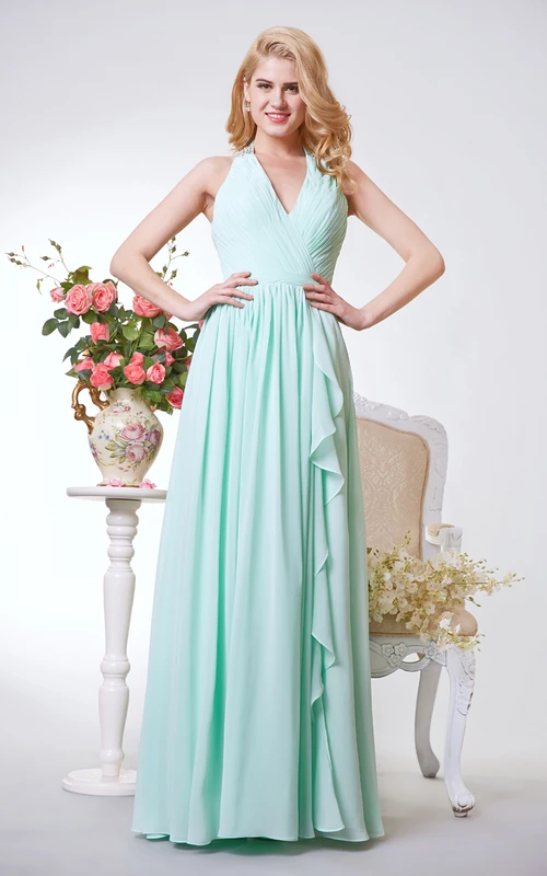 Robe longue en mousseline de soie à col halter et coupe trapèze, ornée de plis et de fronces