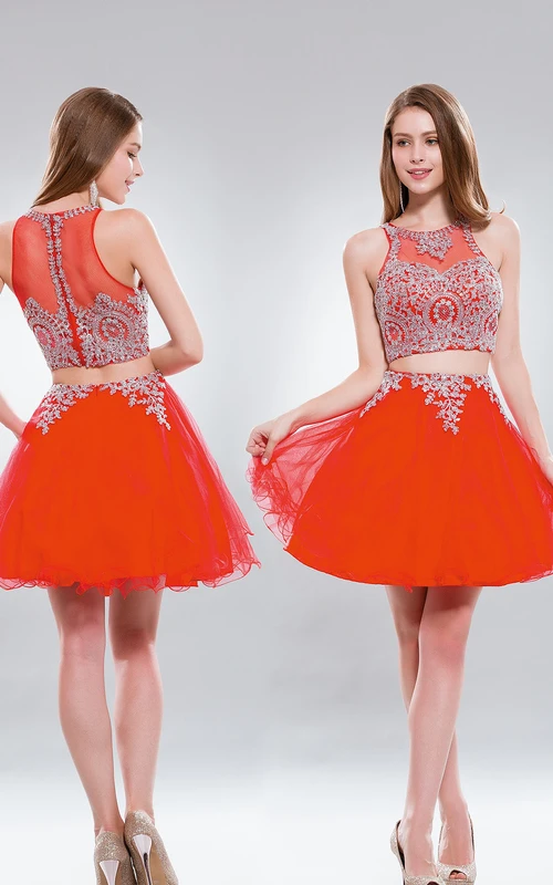 Vestido corto de dos piezas con escote redondo, corte en A, sin mangas, de tul con efecto ilusión, adornado con cuentas y volantes.
