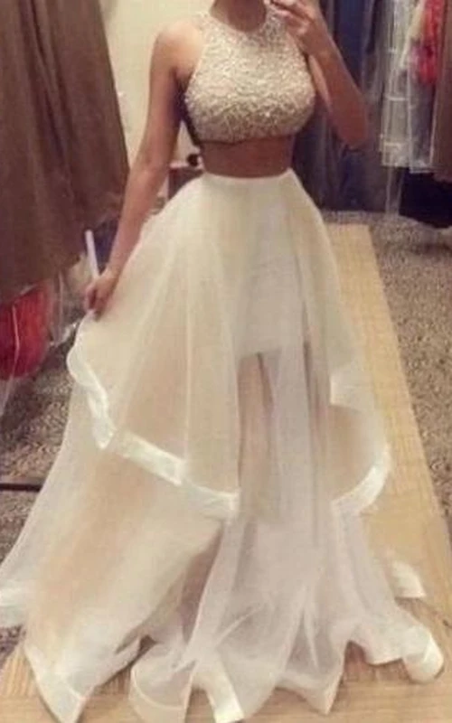 Glamuroso vestido de fiesta sin mangas con escote halter y volantes de dos piezas.