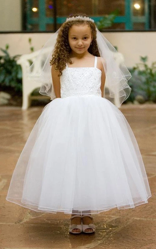 Vestido de niña de flores con tirantes finos, tirantes cruzados y volantes de tul y encaje.
