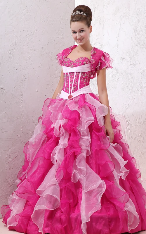 Robe de bal flatteuse en organza avec volants et broderies