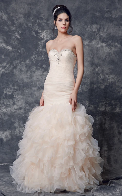 Robe sirène en organza à volants et décolleté en cœur orné de perles et laçage