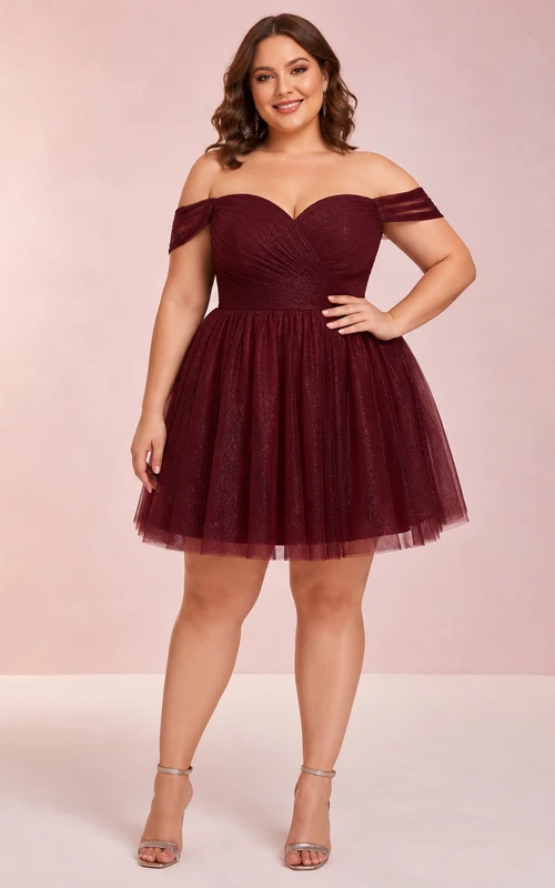 Vestido de cóctel corto de tul burdeos de corte A, romántico, de talla grande, con hombros descubiertos y mangas cortas.