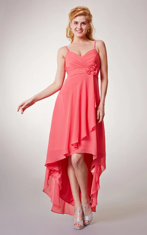 Chiffonkleid mit asymmetrischem Saum, Spaghettiträgern und floralen Details