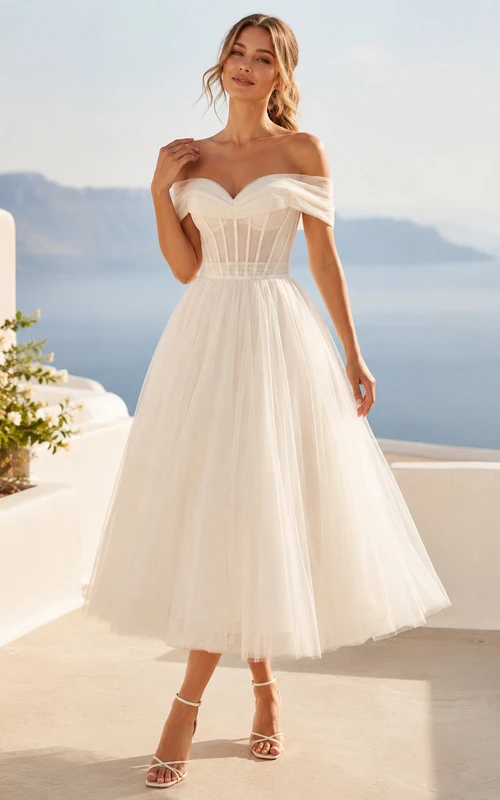 Vestido de novia romántico de tul con corsé y hombros descubiertos, largo hasta la rodilla, para una boda en la playa.