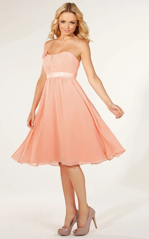 Robe de demoiselle d'honneur bustier en mousseline florale, longueur genou, avec fronces et laçage
