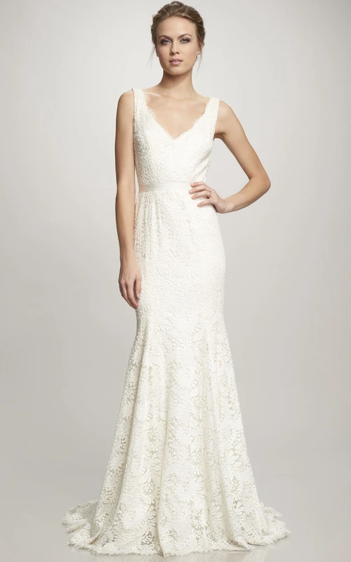 Vestido de novia de encaje sin mangas con escote en V, lazo y abertura en forma de ojo de cerradura.