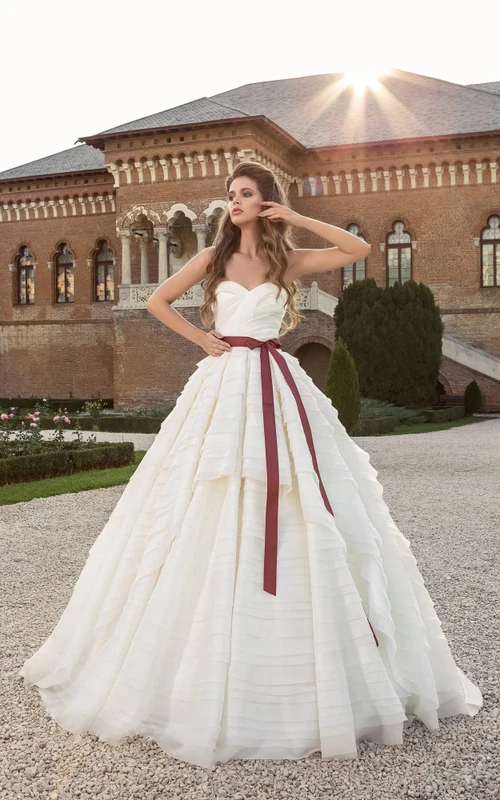 Robe bustier à décolleté en V et nœud papillon avec volants cascade