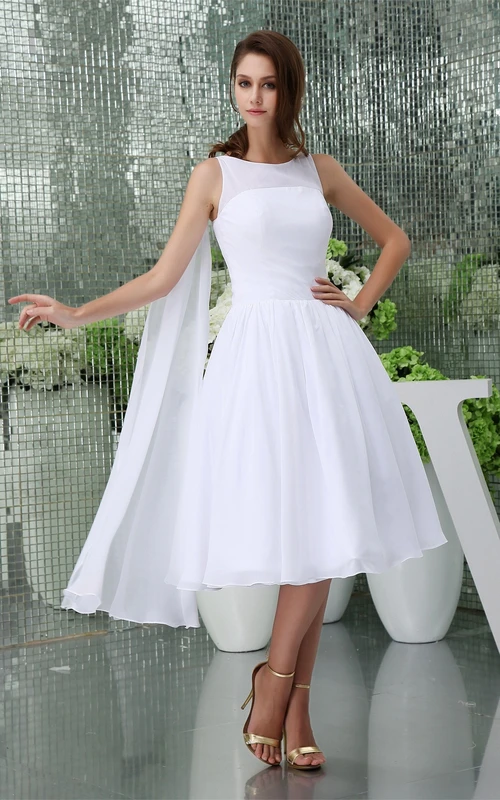Vestido de gasa sin mangas, de corte en A y largo hasta la rodilla, con pliegues.