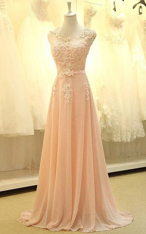 Vestido de gasa con encaje, apliques de cuentas y gorro acampanado