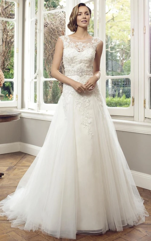 Ärmelloses, langes Brautkleid in A-Linie mit Applikationen aus Spitze und Tüll, U-Boot-Ausschnitt, Taillenschmuck und Falten