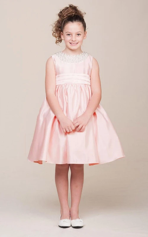 Robe de demoiselle d'honneur mi-longue en satin plissé à volants et ornée de bijoux, avec ruban.