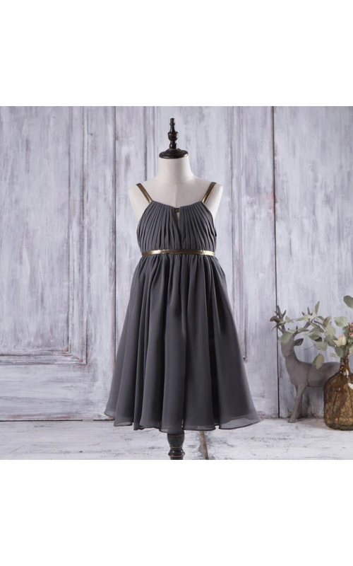 Robe longue plissée en mousseline à fines bretelles, dos en V et décolleté en goutte d'eau.