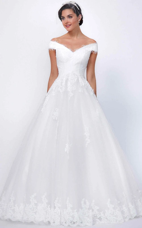 Robe de bal longue en tulle et dentelle, col en V, ornée d'appliques et dos corset.