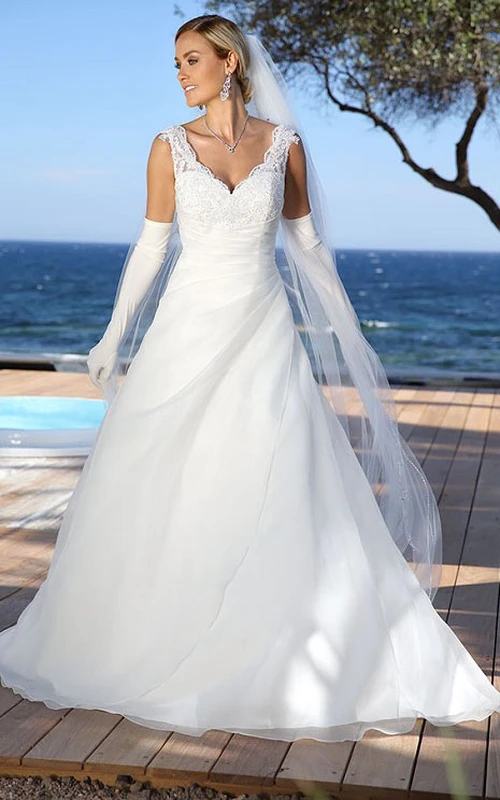 Maxi-Brautkleid aus Tüll und Satin mit V-Ausschnitt, Applikationen, seitlicher Drapierung und V-Ausschnitt am Rücken