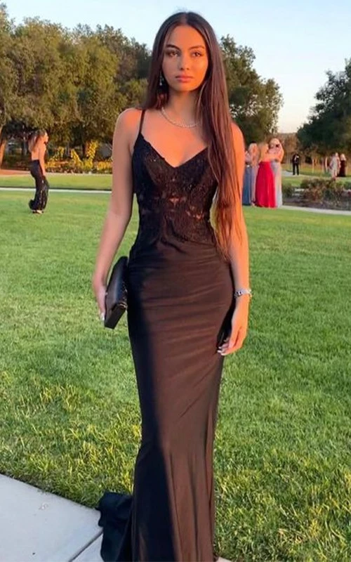 Vestido de fiesta ajustado negro de tirantes finos con top de encaje.