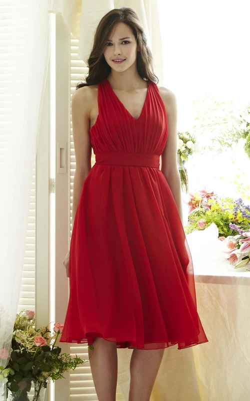 Robe de demoiselle d'honneur en mousseline sans manches, coupe trapèze, col en V froncé, longueur genou