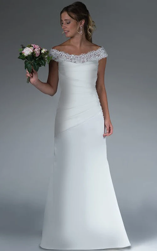 Robe de mariée fourreau en satin à épaules dénudées et dentelle, ornée de fronces