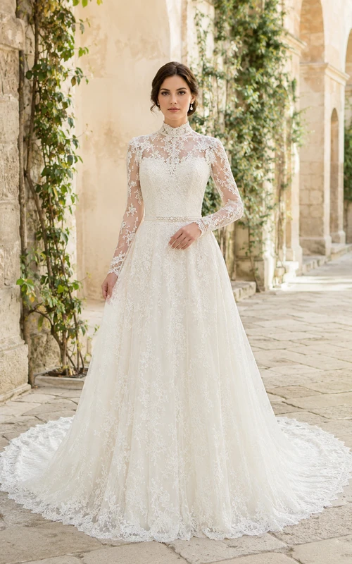 Europäisches Ballkleid mit Perlenbesatz, hohem Kragen und Spitze