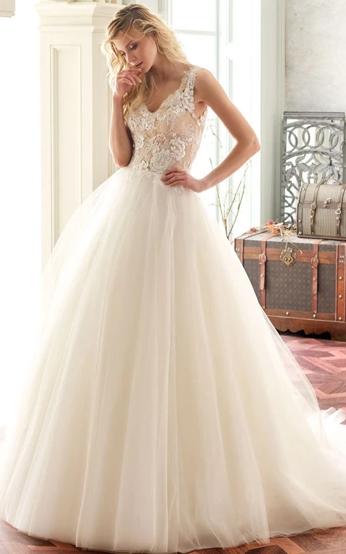 A-Linien-Ballkleid mit V-Ausschnitt, Applikationen, ärmellos, bodenlang, aus Tüll, mit Illusionsrücken und kleiner Schleppe