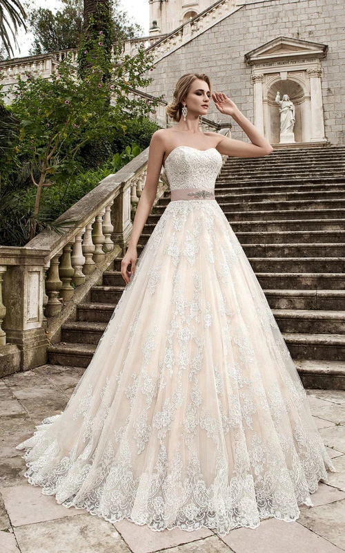 Robe de mariée longue trapèze en dentelle, sans manches, décolleté cœur, lacée, avec ceinture et perles