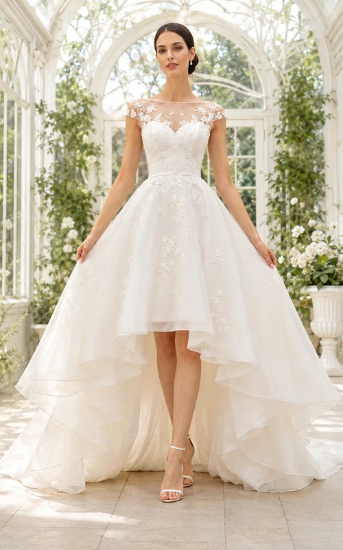 Vestido de novia romántico elegante de tul con escote barco asimétrico y mangas cortas, estilo jardín.