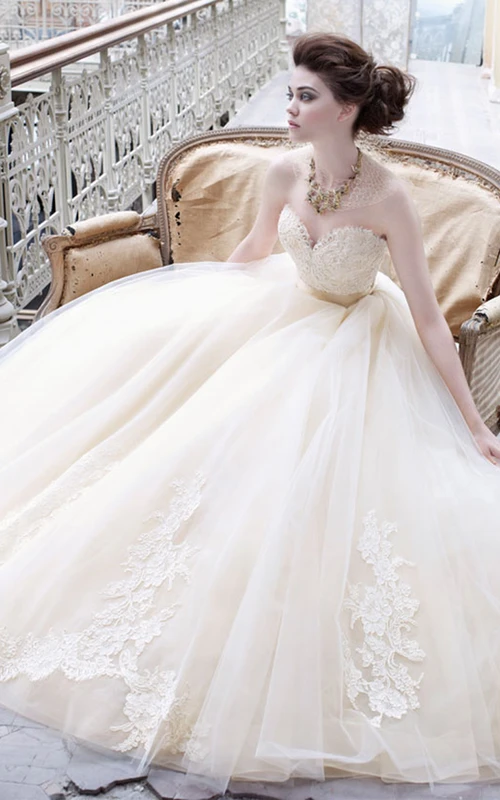 Bezauberndes Tüll-Ballkleid mit herzförmigem Ausschnitt, Spitzenapplikationen und Schleife