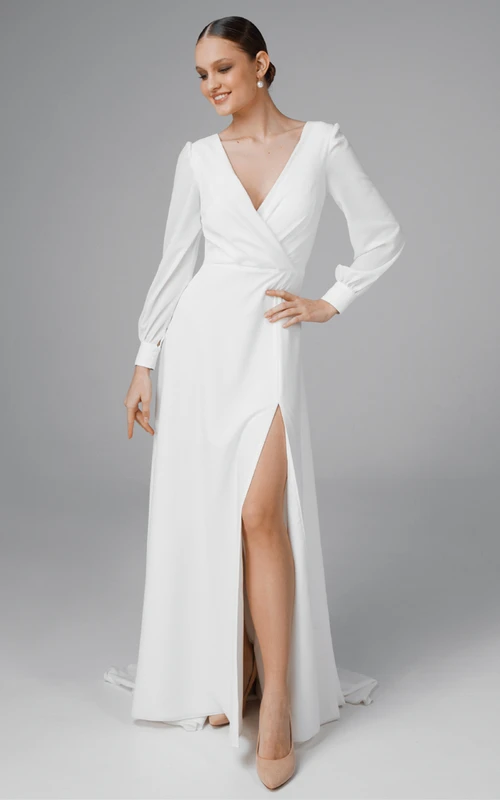 Vestido de novia sexy de gasa con corte en A, escote en V, cola larga y abertura frontal.