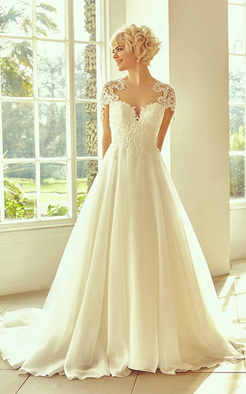Langes, gekerbtes Brautkleid mit applizierten kurzen Ärmeln aus Spitze und Chiffon