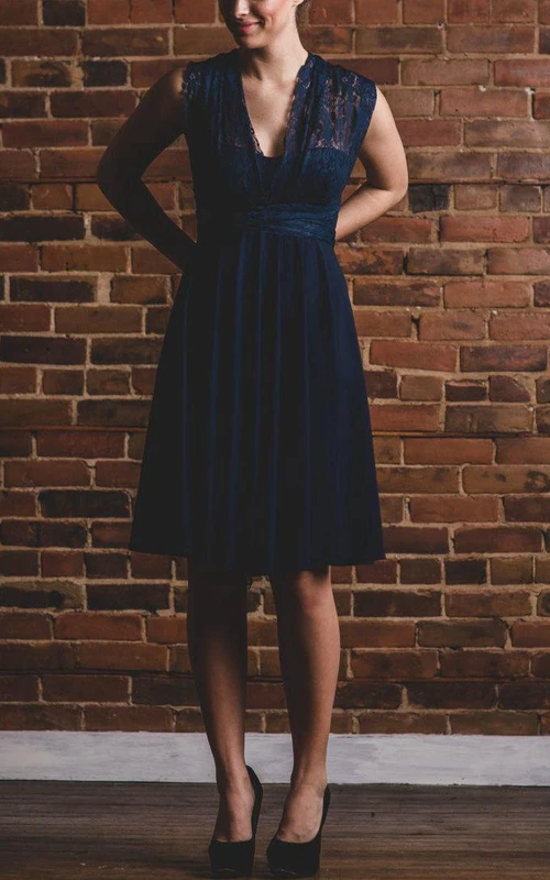 Kurzes, trägerloses Kleid aus Spitze, Jersey und Satin