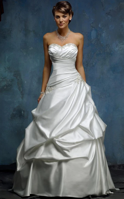 Vestidos de novia de satén largos hasta el suelo con escote corazón, recogidos, con detalles cruzados y pedrería.