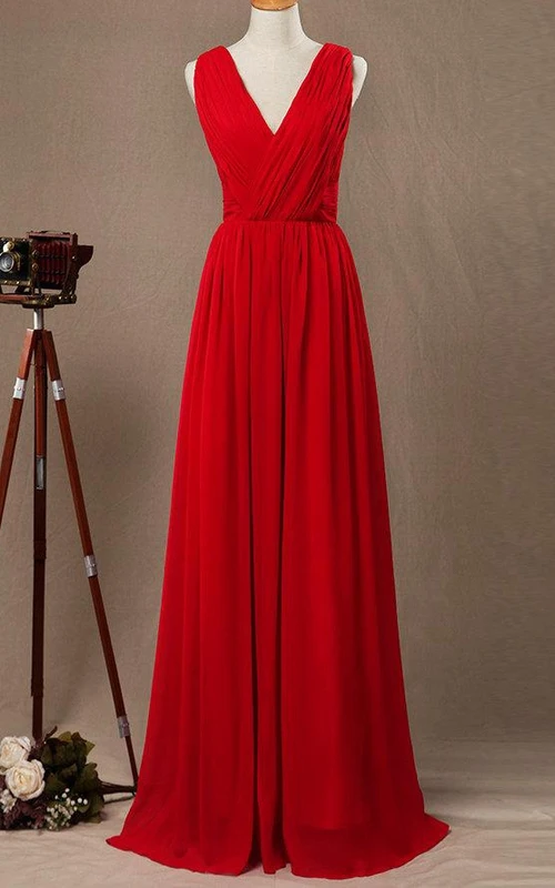 Vestido largo de gasa y satén con escote en V y tirantes cruzados.