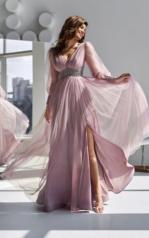 Vestido largo de gasa con escote en V, abertura frontal, pliegues y cintura adornada con cuentas, con efecto ilusión.