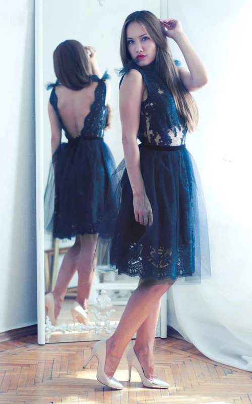 Robe de soirée bleu marine en dentelle dos nu
