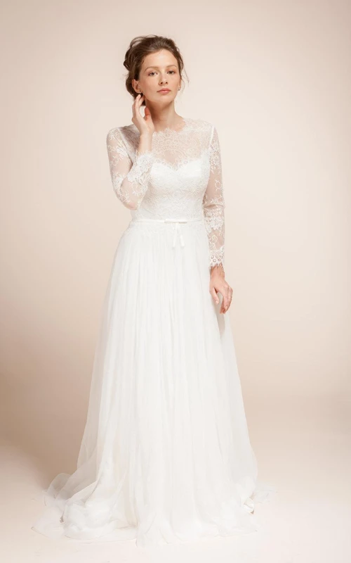 Vestido de tul de corte A con mangas largas efecto ilusión, corpiño de encaje y espalda ilusión.