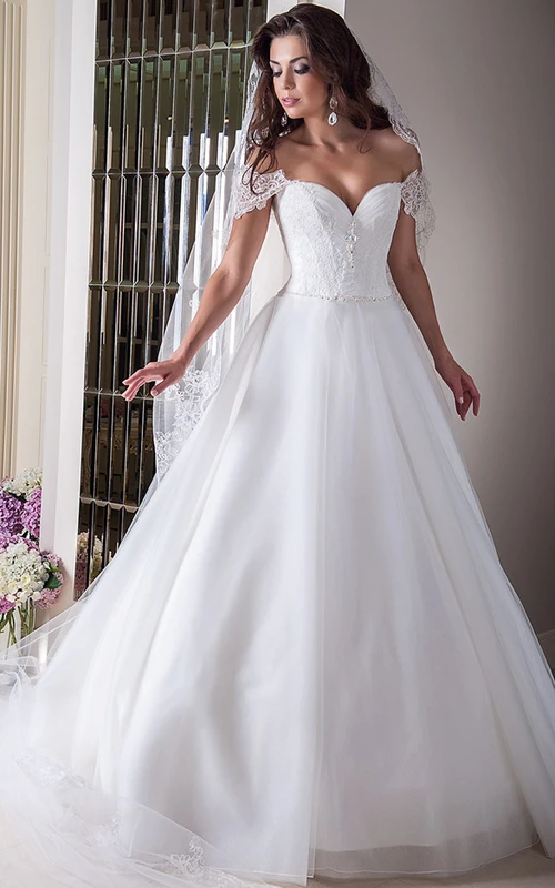 A-Linien-Brautkleid aus Tüll mit Applikationen und herzförmigem Dekolleté, Taillenschmuck und Schleife