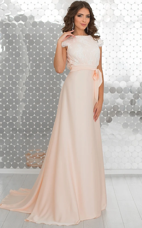 Vestido de corte A con cuello alto, manga corta, tejido de punto, pliegues y espalda en V baja con encaje.