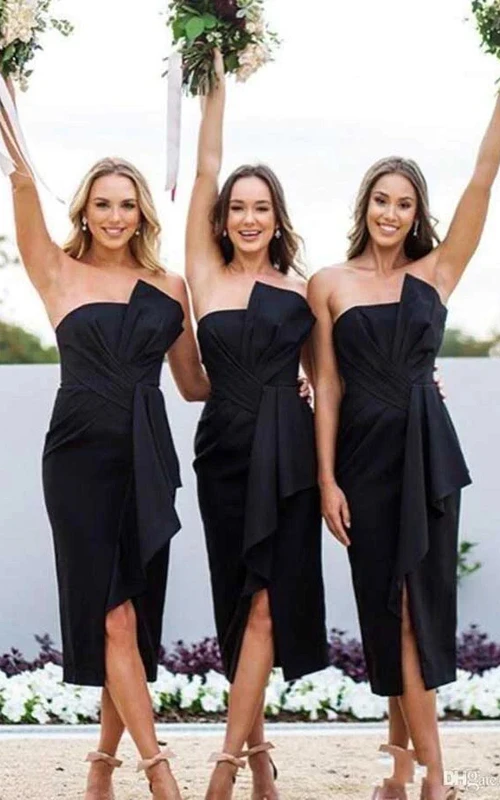 Elegantes, trägerloses schwarzes Midi-Brautjungfernkleid mit architektonischen Faltendetails