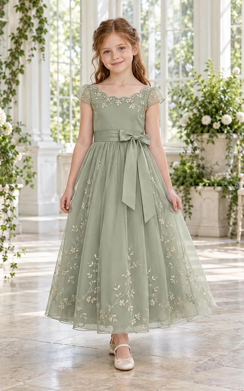 Salbeigrünes Blumenmädchenkleid mit geschwungenen Ärmeln und Schleifen aus Tüll