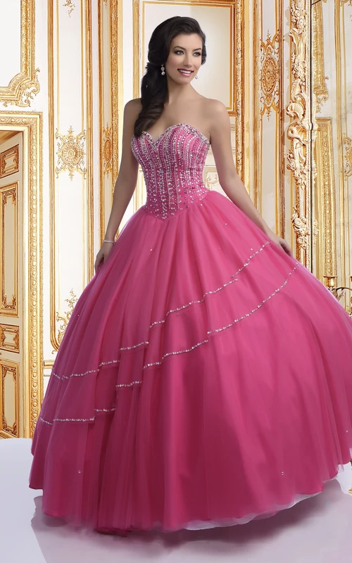 Robe de bal en tulle à décolleté cœur et lignes asymétriques perlées