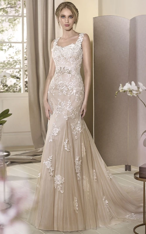 Robe de mariée fourreau sans manches à encolure carrée, longue jusqu'au sol, ornée d'appliqués en tulle et dentelle et de perles