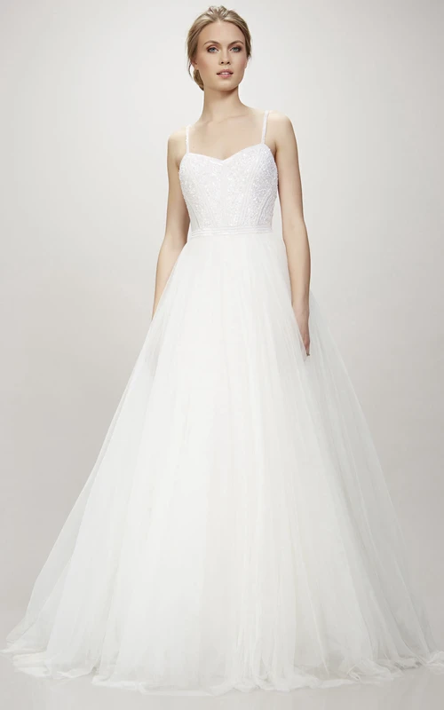 Vestido de novia largo de tul con tirantes finos, sin mangas, con cuentas, corte en A, cremallera en la espalda y volantes.