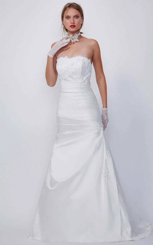 Vestido de novia de satén sin mangas, sin tirantes, con cuentas y drapeado lateral, corte en A, largo hasta el suelo.