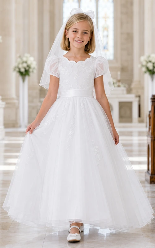 Weißes Kommunionkleid aus mehrlagigem Tüll mit Muschelkanten, Puffärmeln und Muschelsaum