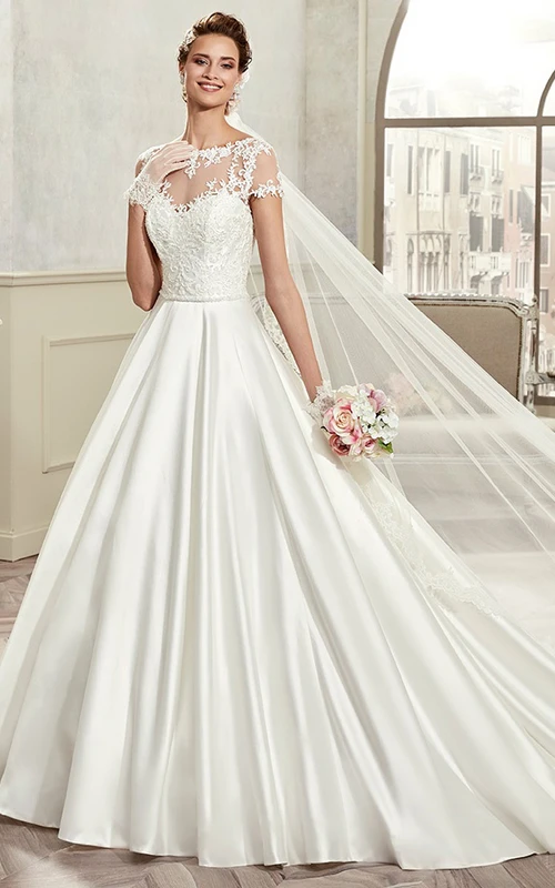 Brautkleid in A-Linie mit Rundhalsausschnitt, T-Shirt-Ärmeln und plissiertem Satin