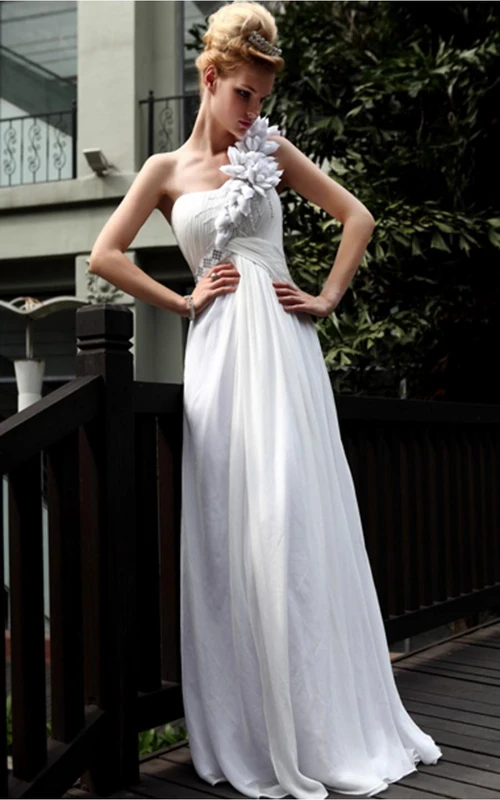 Robe blanche élégante, coupe trapèze, longue et asymétrique.