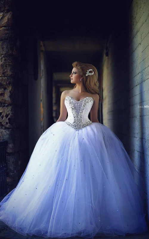Elegantes, ärmelloses Brautkleid aus Tüll mit Herzausschnitt, Schnürung, Perlen und Kristallen