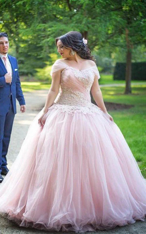 Vestido de gala de encaje y tul con hombros descubiertos y manga corta con cremallera.