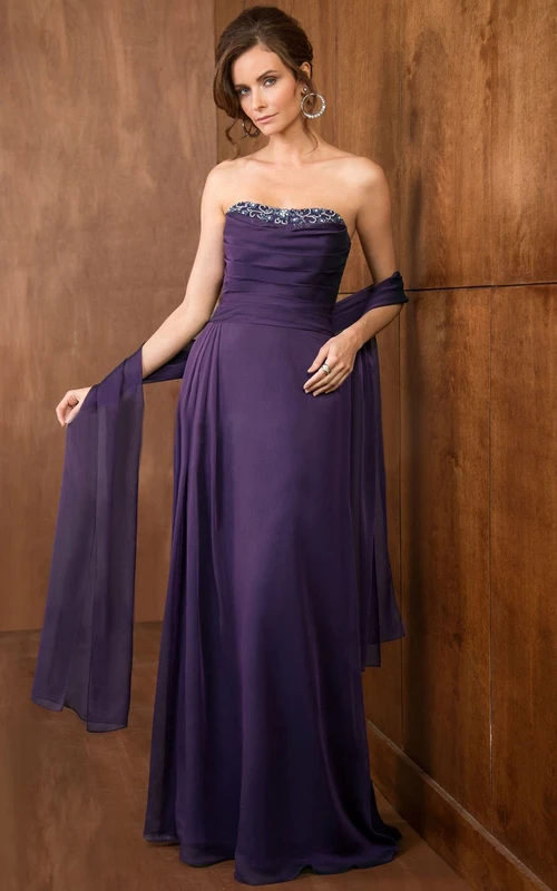 Vestido largo sin tirantes de corte A para la madre de la novia con cristales y chal a juego.